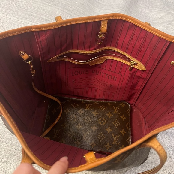 LV The Neverfull MM tote unites timeless design with heritage details. - Picture 2 of 7